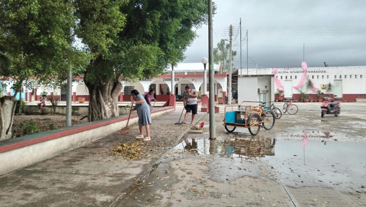 Mujeres limpian la comunidad de Ignacio Zaragoza.