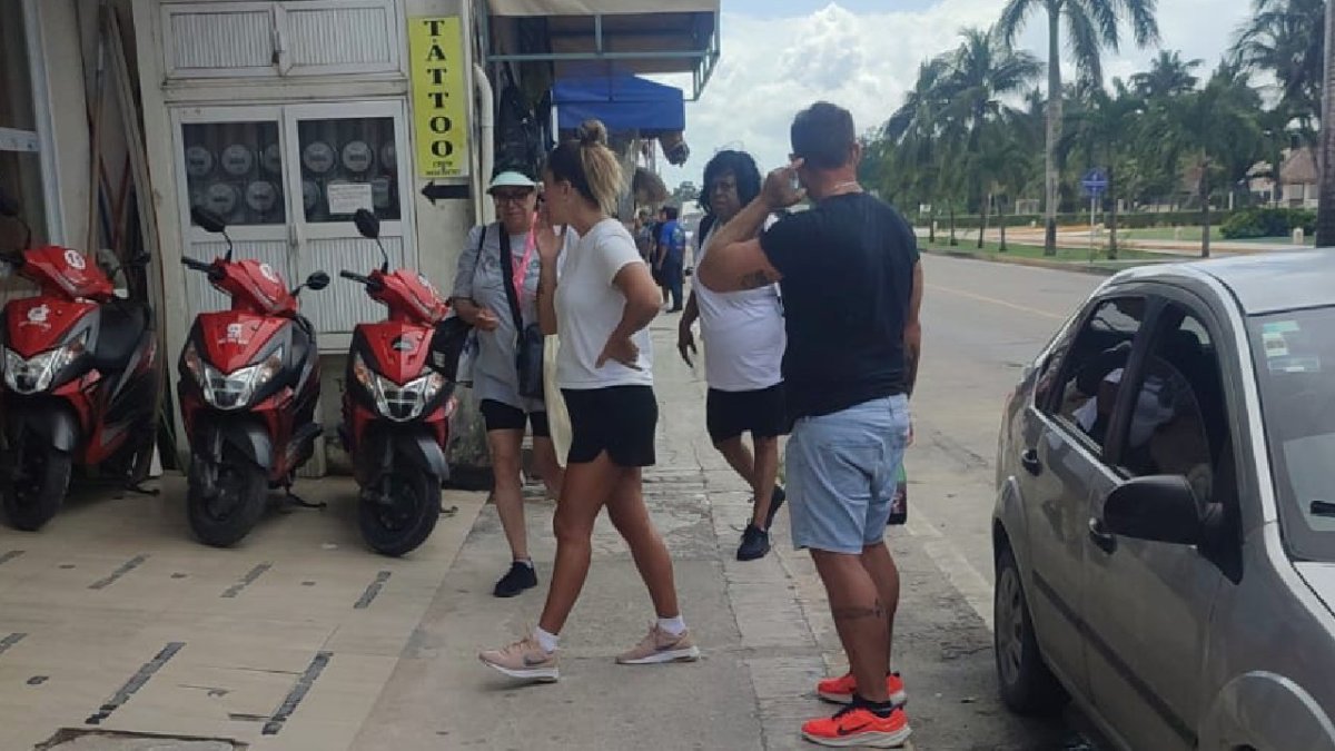 Turistas en una plaza de Cozumel.