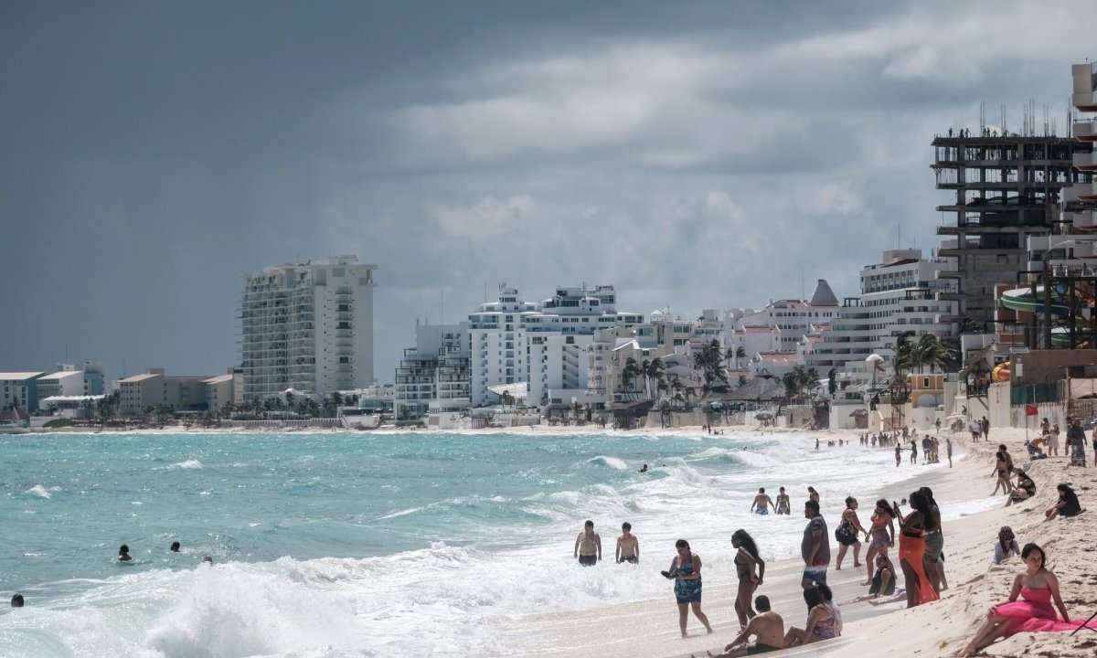 Turista en una playa de Cancún.