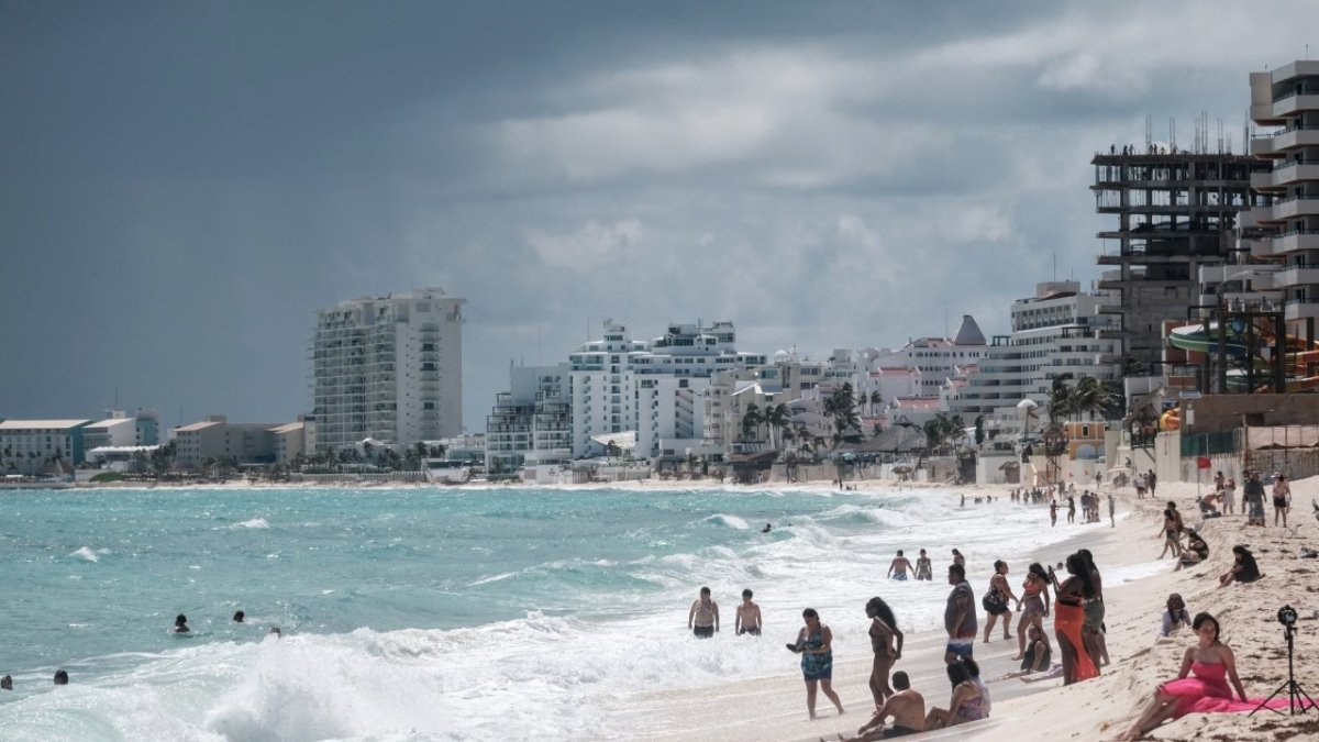 Turista en una playa de Cancún.