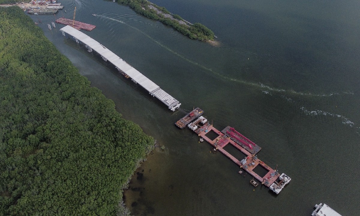 Construcción del Puente Nichupté, en Cancún.