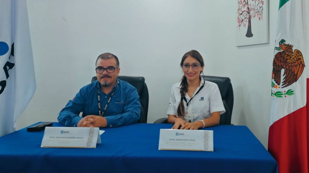 Conferencia de prensa de representantes del SAT en Quintana Roo.