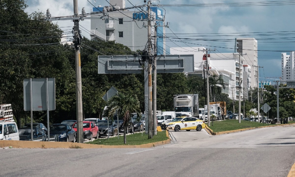 Continúan algunos cierres viales en Cancún.