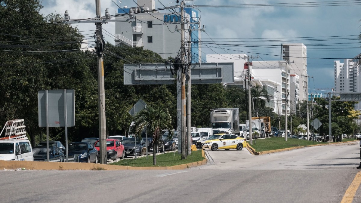 Continúan algunos cierres viales en Cancún.