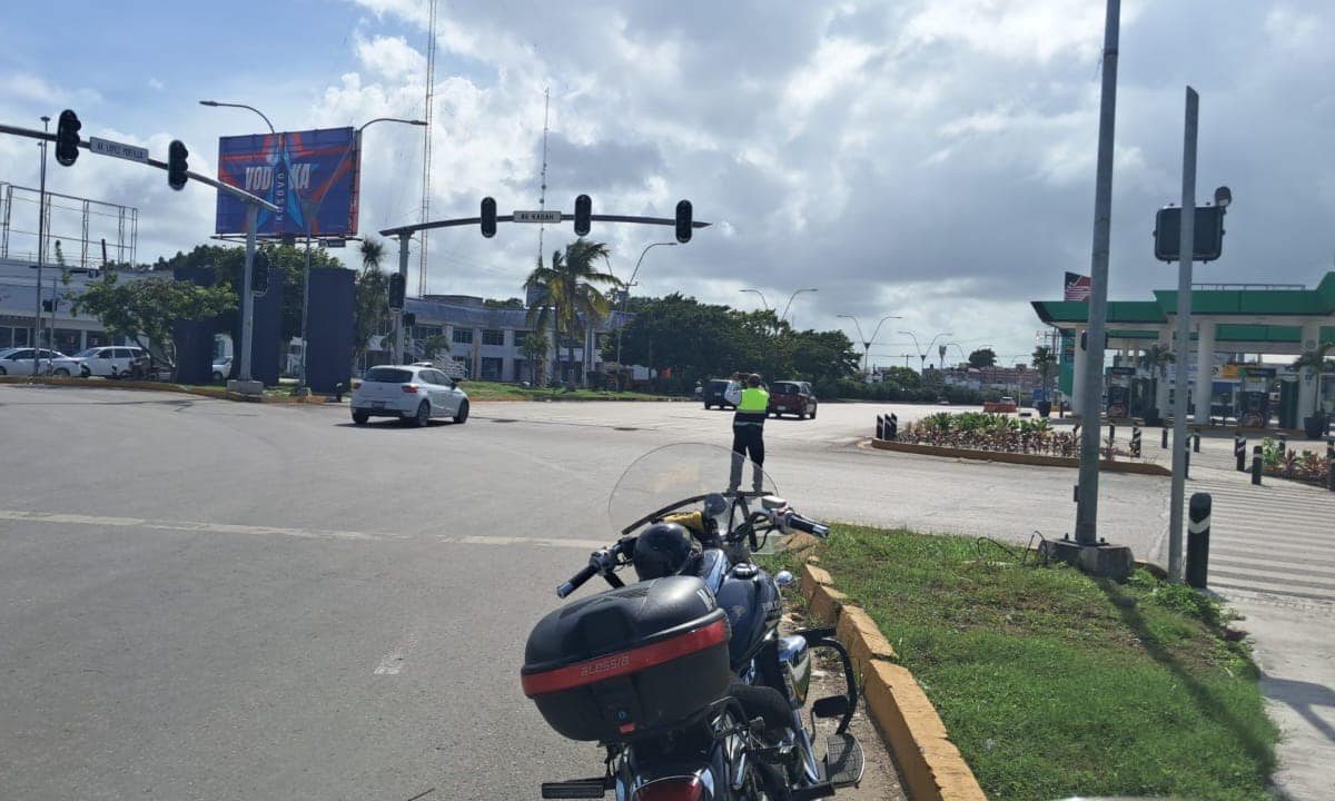 En Cancún continúan algunos cierres viales.