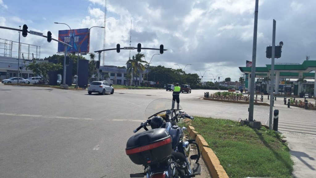 En Cancún continúan algunos cierres viales.