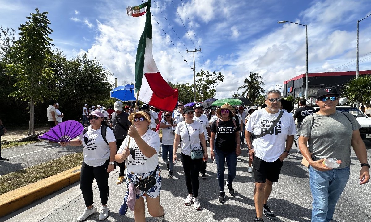 Marcha de trabajadores del Poder Judicial de la Federación, en Cancún.