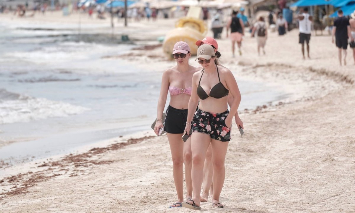 Playa de Cancún con muy poco sargazo