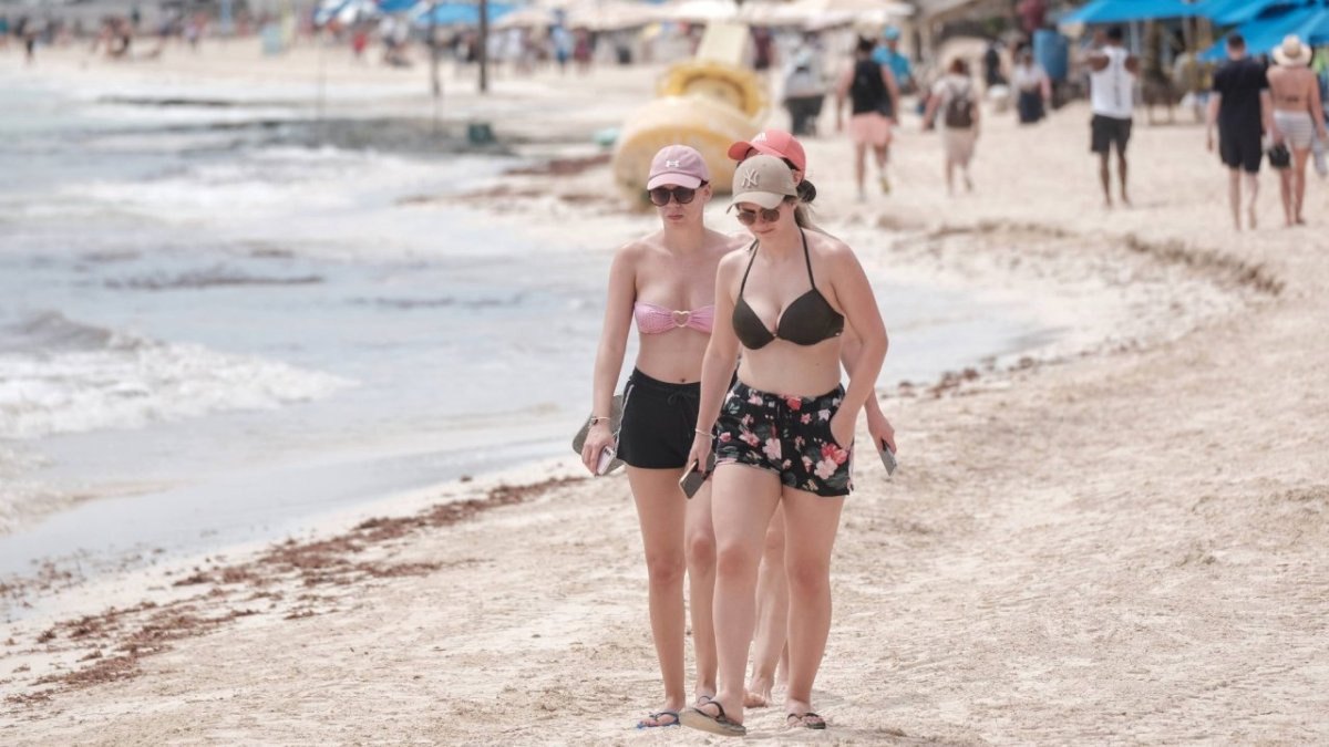 Playa de Cancún con muy poco sargazo