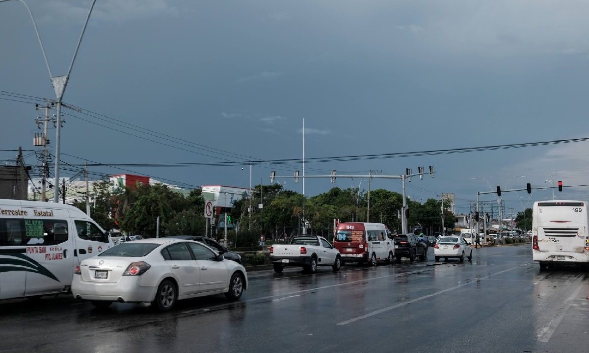 Continúan los cierres viales en Cancún.