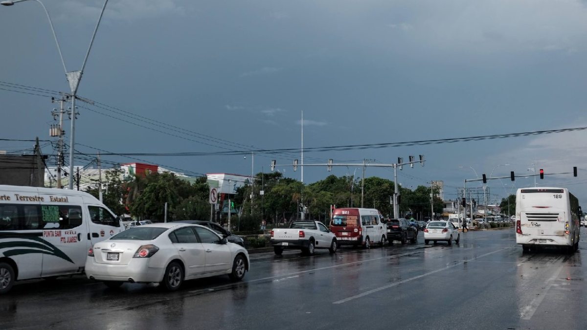 Continúan los cierres viales en Cancún.