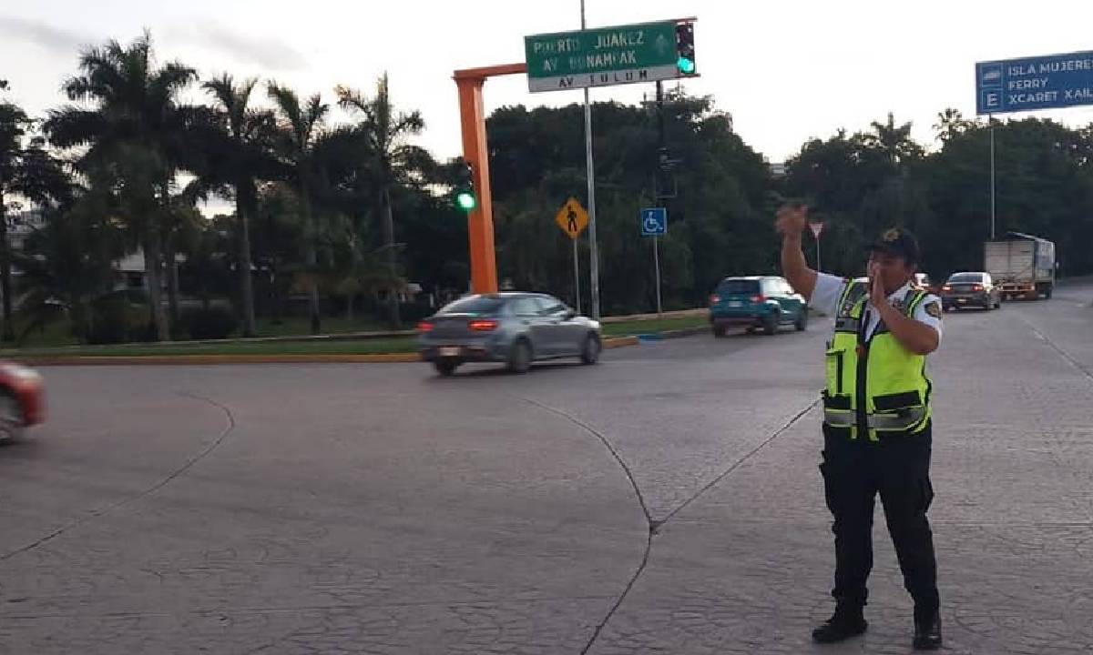 Continúan algunos cierres viales en Cancún por obras.