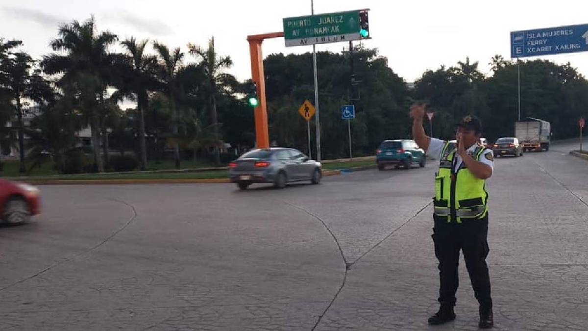 Continúan algunos cierres viales en Cancún por obras.