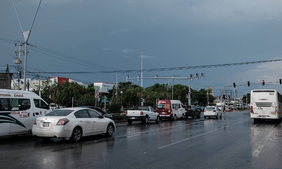 Continúan algunos cierres viales en Cancún.