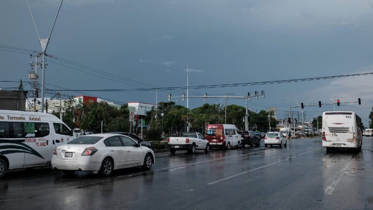 Continúan algunos cierres viales en Cancún.