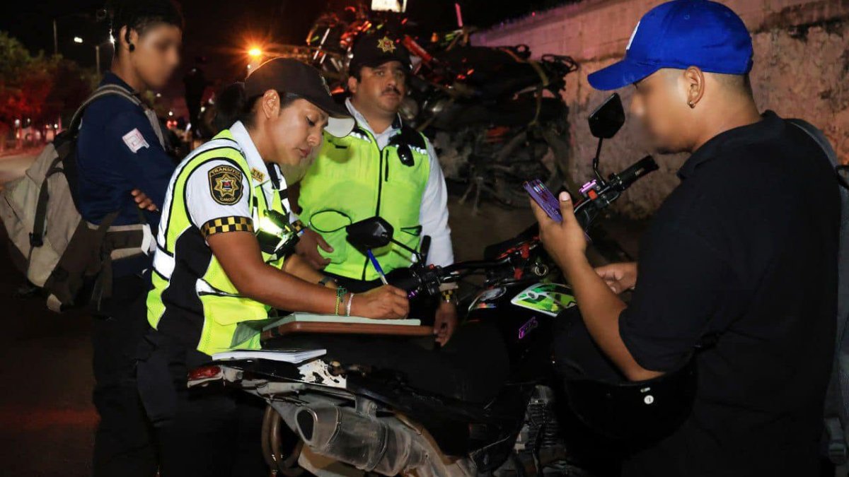 Aplicación de infracción a un motociclista.