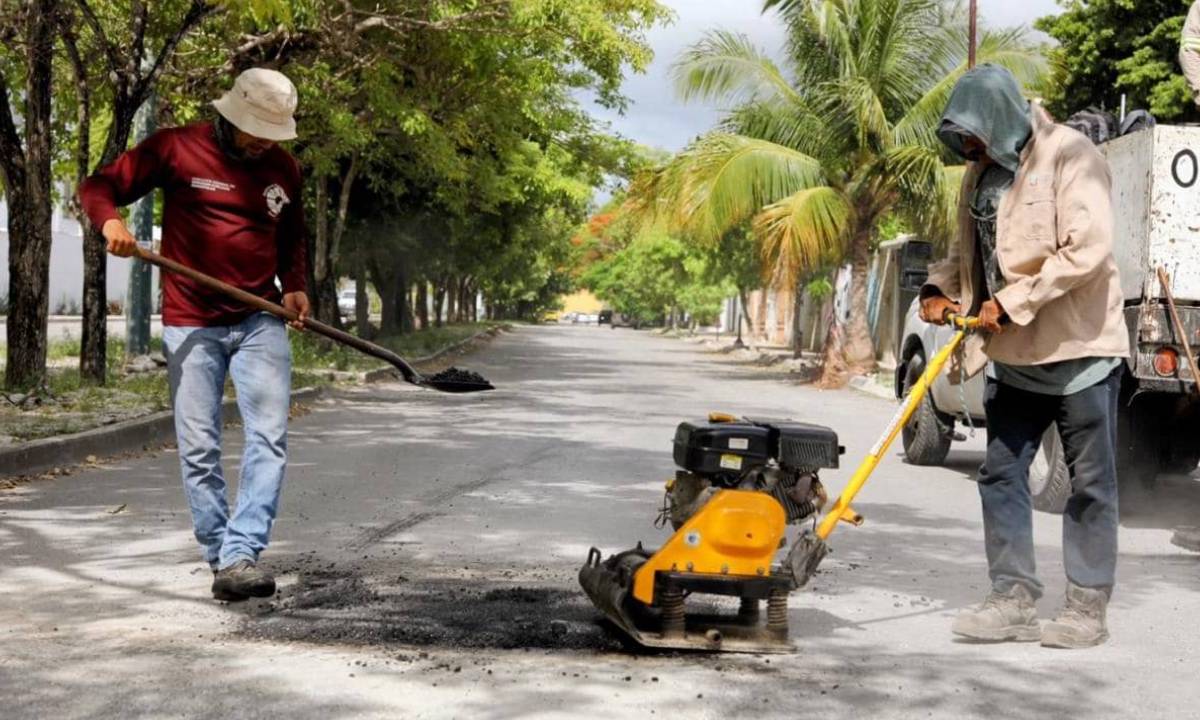 Bacheo en calles de Cancún.