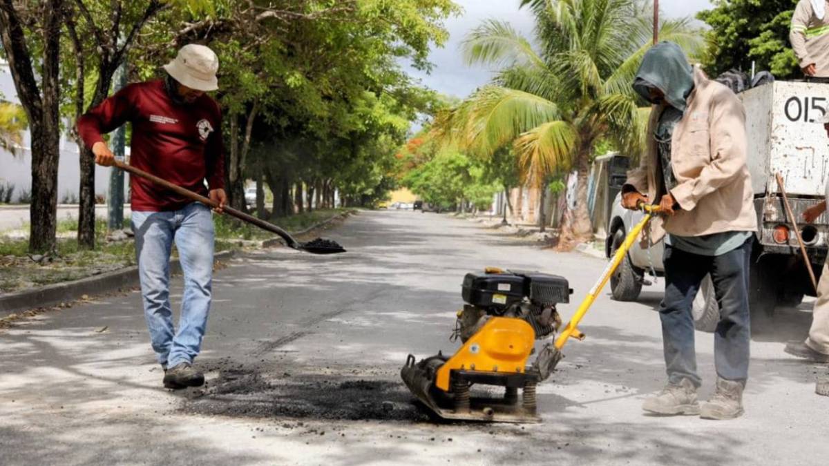 Bacheo en calles de Cancún.