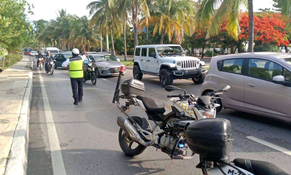 Cierre vial en Cancún.