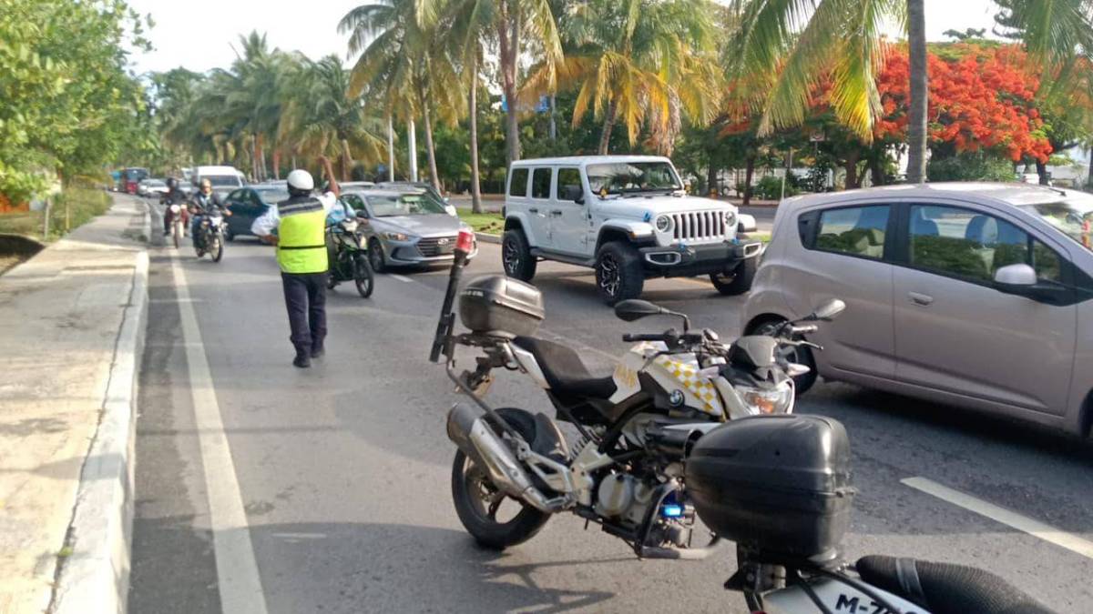 Cierre vial en Cancún.