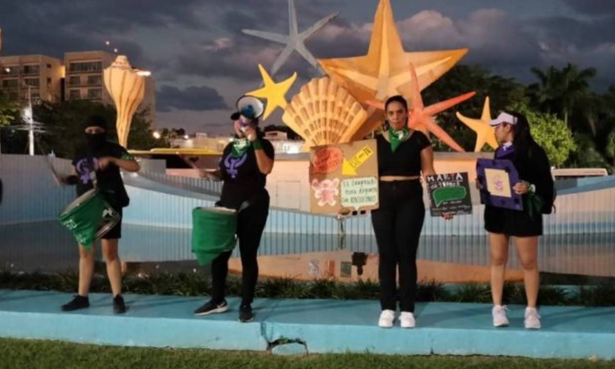 Feministas en la Glorieta del Ceviche de Cancún.