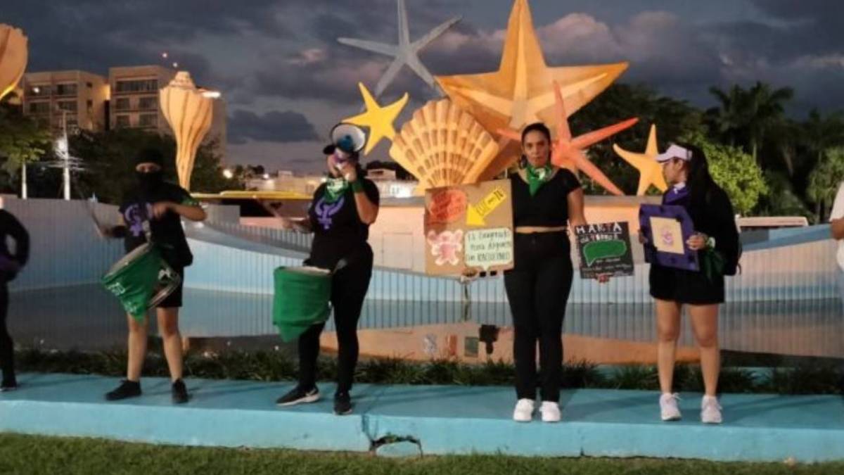 Feministas en la Glorieta del Ceviche de Cancún.