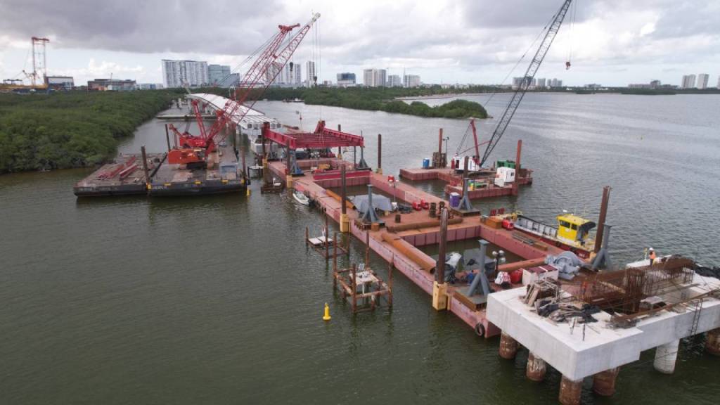 Inician construcción de puente metálico en el viaducto Nichupté.