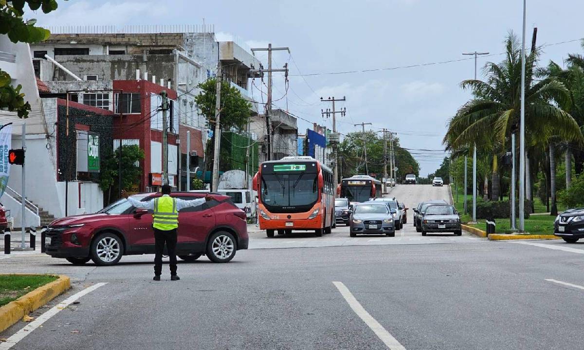 Continúan algunos cierres viales en Cancún.