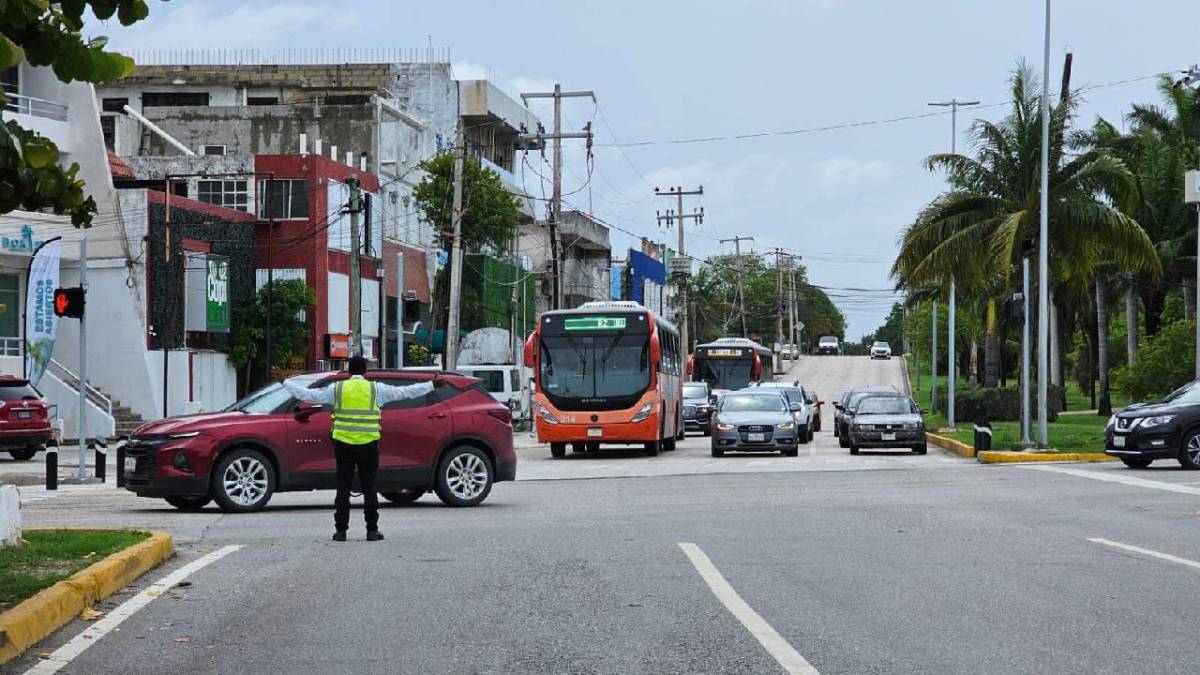 Continúan algunos cierres viales en Cancún.