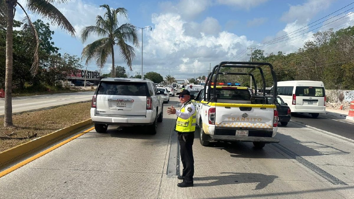 Continúan algunos cierres viales en Cancún.