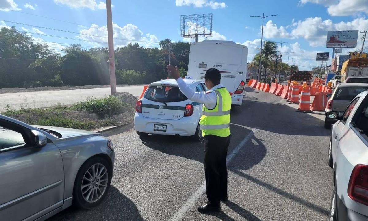 Continúan los cierres viales en Cancún.