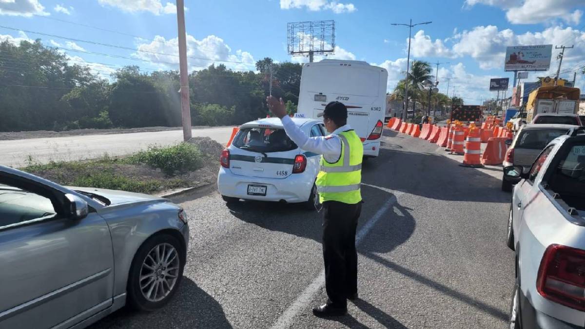 Continúan los cierres viales en Cancún.