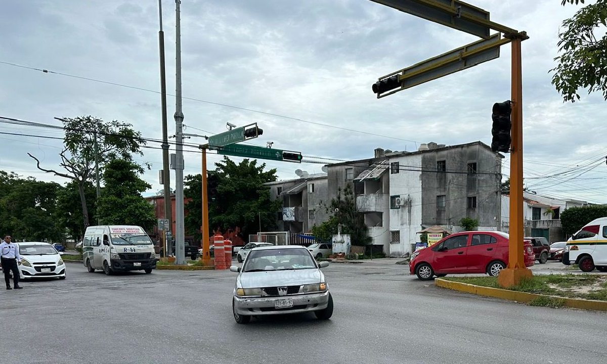 En Cancún continúan algunos cierres viales.