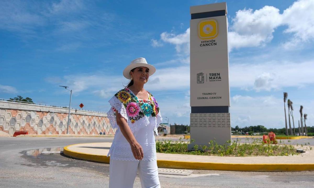 Continúan las obras en el entronque de la carretera a la estación del Tren Maya en Cancún.