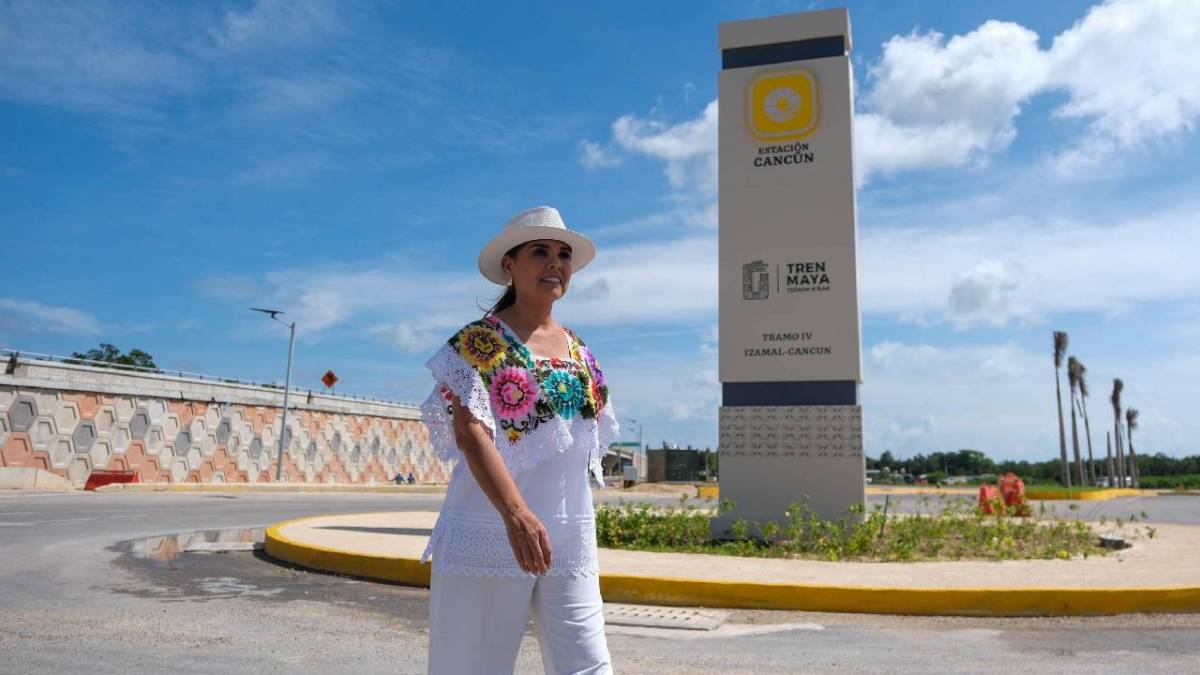 Continúan las obras en el entronque de la carretera a la estación del Tren Maya en Cancún.