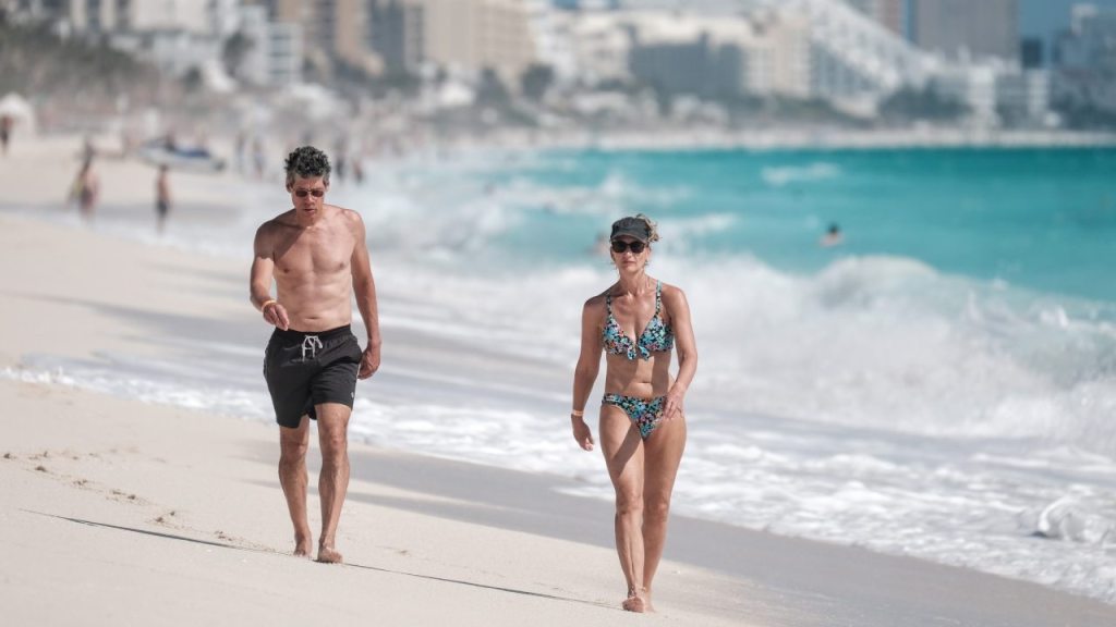 Turistas en playa de Cancún.