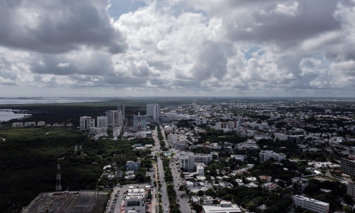 Continúan los cierres viales en algunos puntos de Cancún.