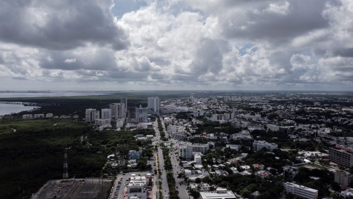 Continúan los cierres viales en algunos puntos de Cancún.