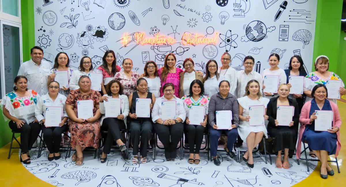 Mujeres de Quintana Roo reciben constancias académicas.