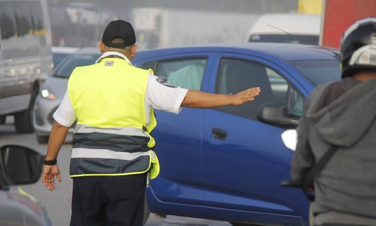 Continúan algunos cierres viales en Cancún.