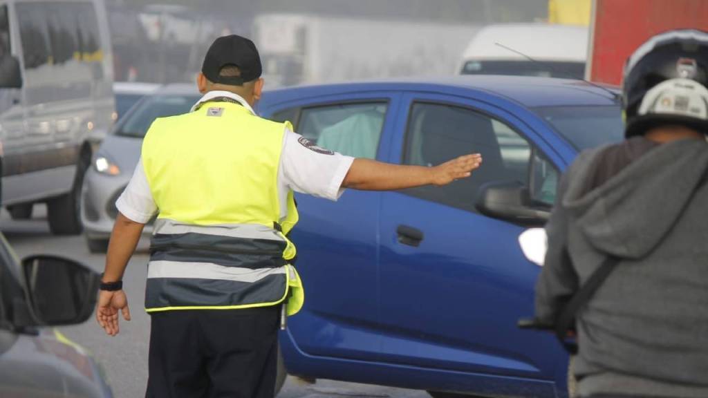 Continúan algunos cierres viales en Cancún.