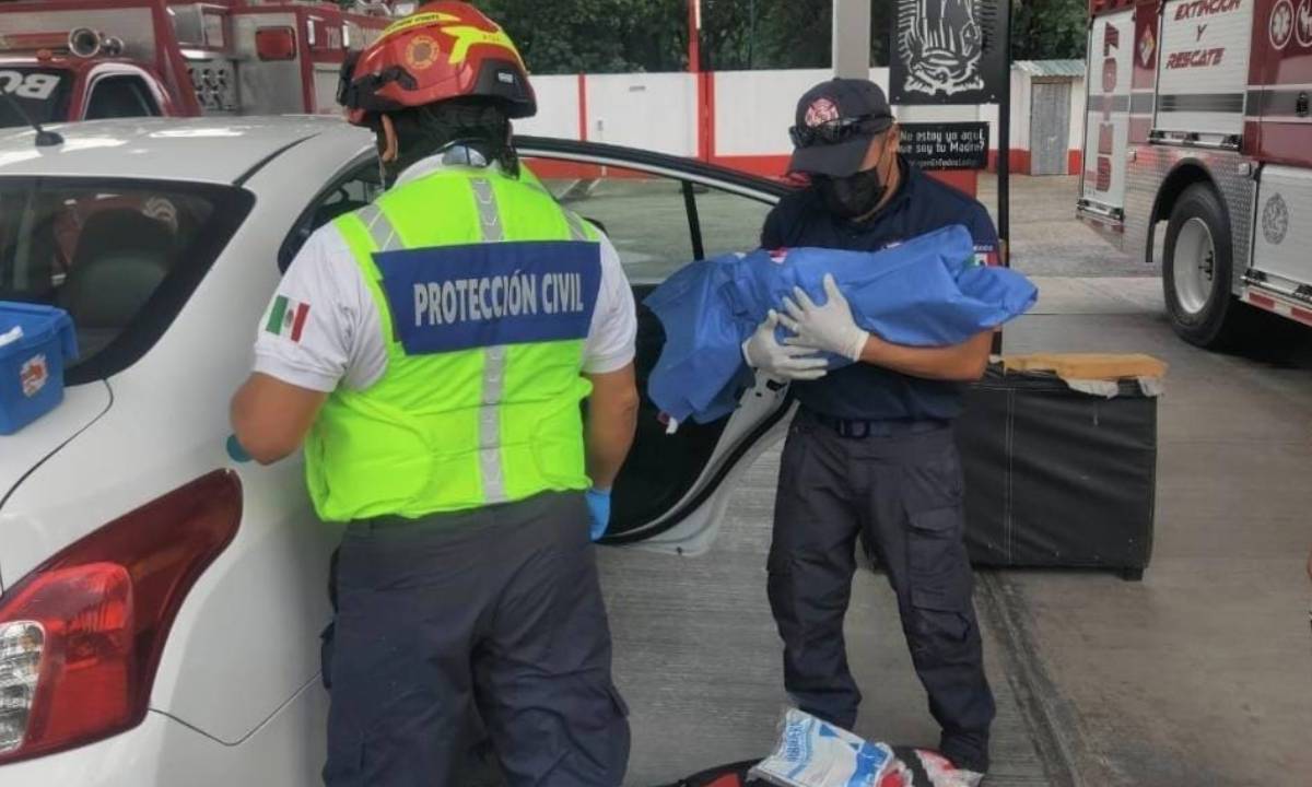 Nacimiento de un bebé en un auto.