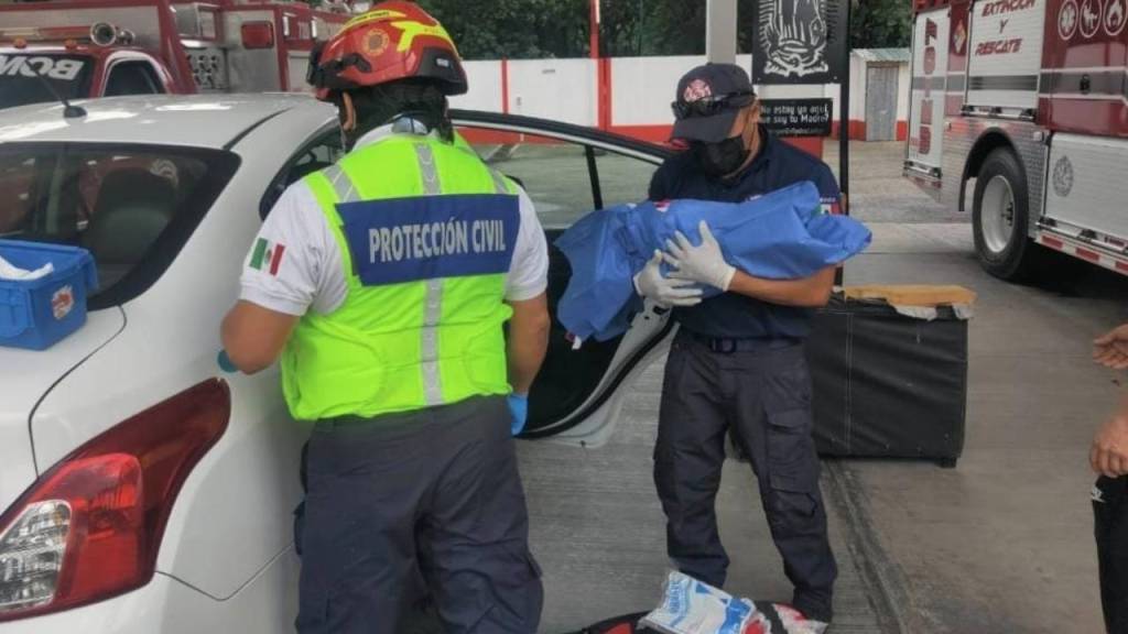 Nacimiento de un bebé en un auto.