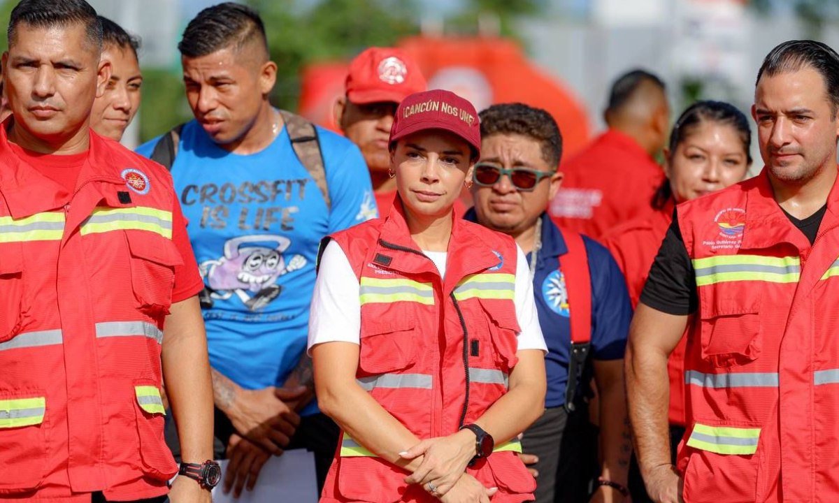 Bomberos de Cancún y autoridades.