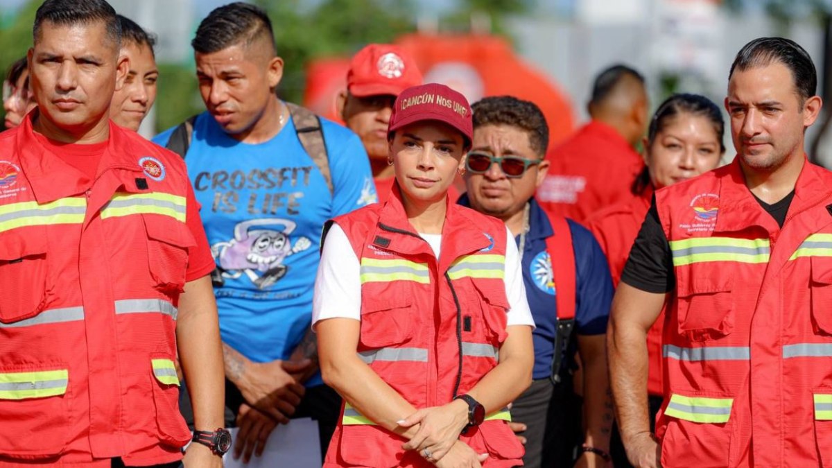 Bomberos de Cancún y autoridades.