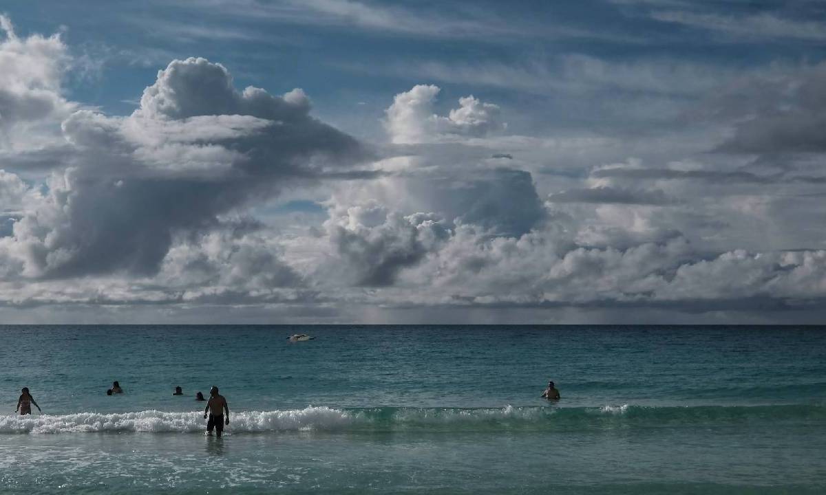 Clima en Q. Roo: Prevén lluvias y fresco.