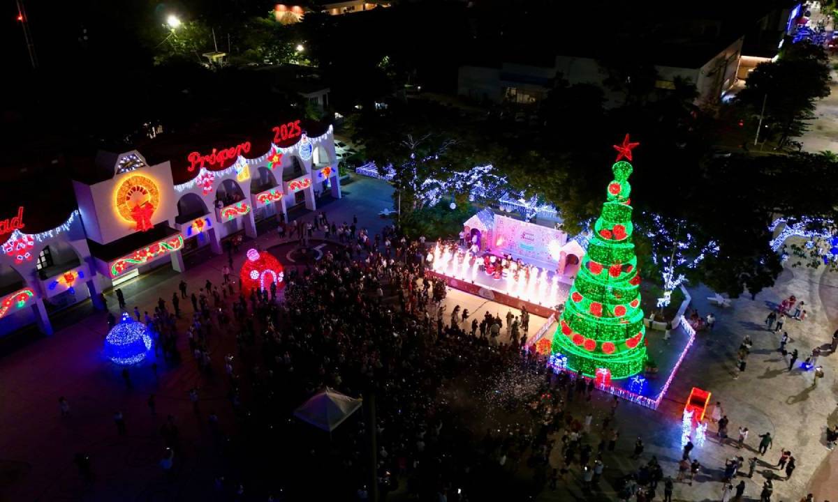 Encendido del árbol navideño en Cancún.