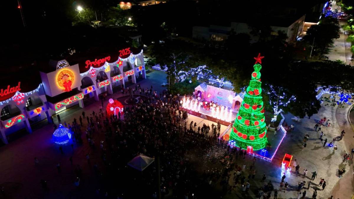 Encendido del árbol navideño en Cancún.