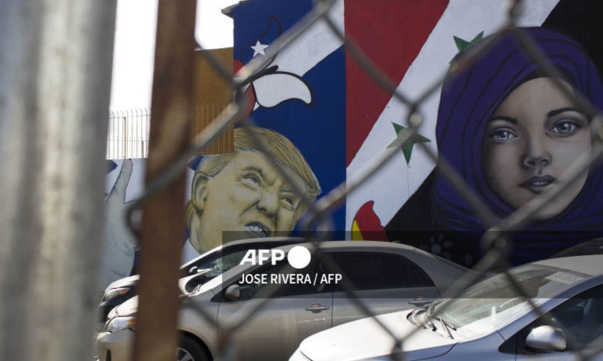 Vista parcial del mural "Todos somos migrantes"