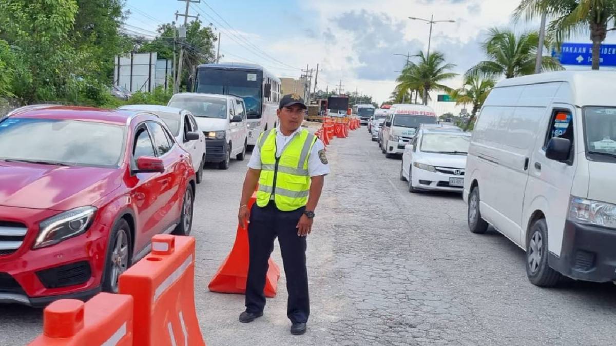 Continúan algunos cierres viales en Cancún por obras.